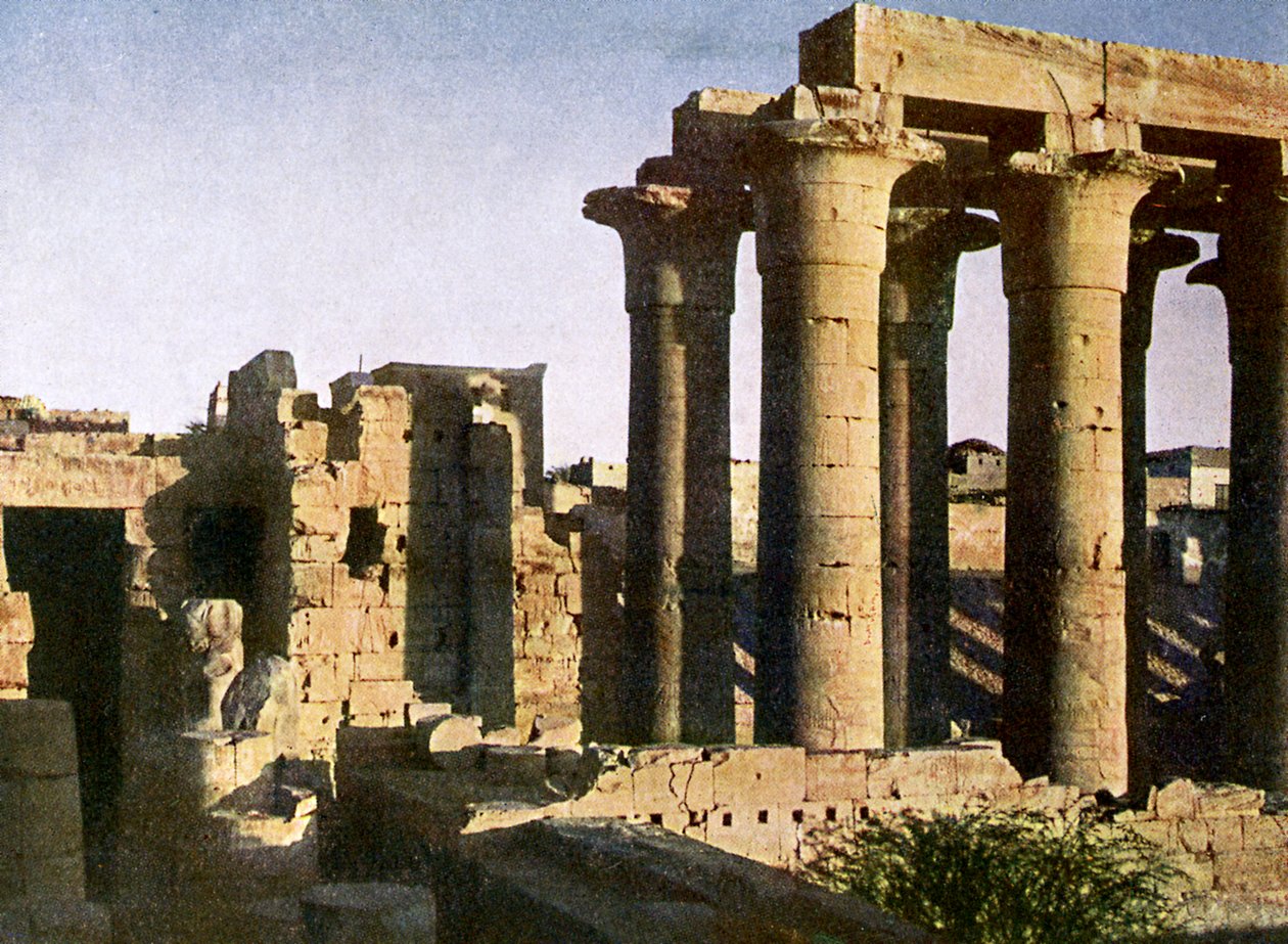 Ruiner av portiko ved tempelet i Luxor, Egypt. av English Photographer