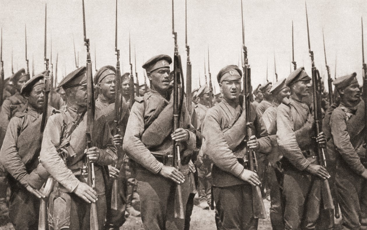 Russisk infanteri på parade og presenterer våpen under første verdenskrig, fra The Illustrated War News, 1915 av English Photographer
