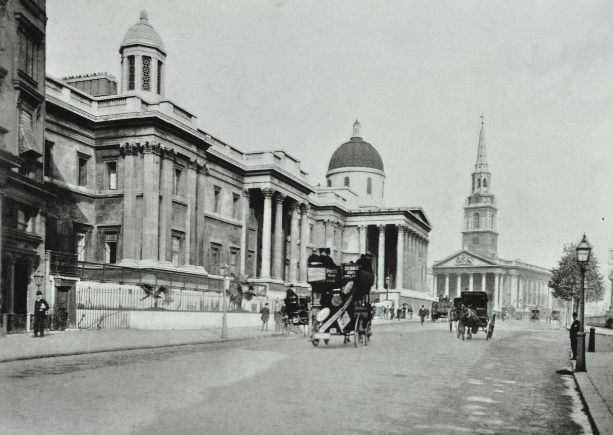 Saint Martin in the Fields og The National Gallery, Trafalgar Square, Westminster LB: nordsiden med utsikt mot øst, 1896 av English Photographer