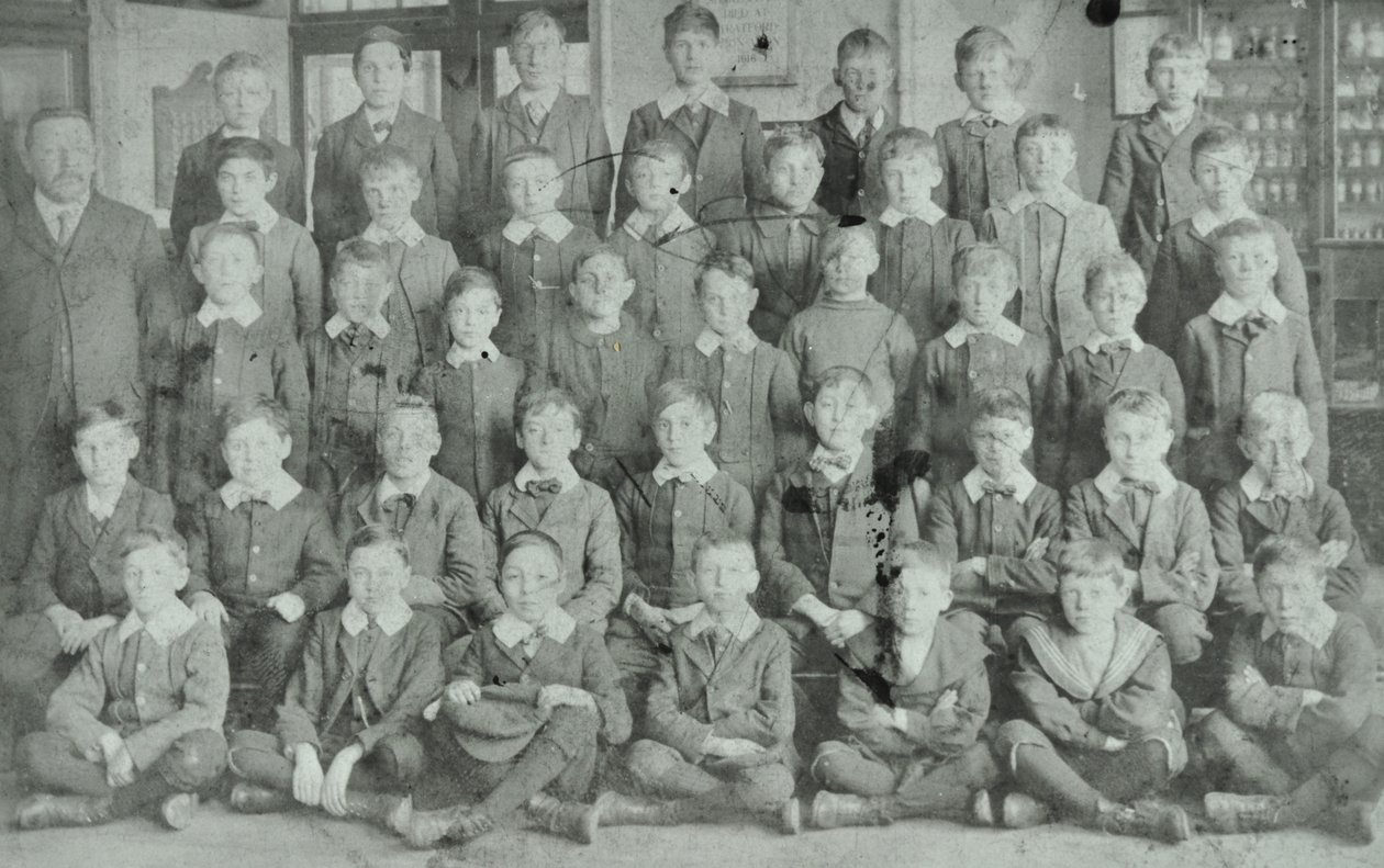 Skolegruppe, ukjent skole, 1895 av English Photographer