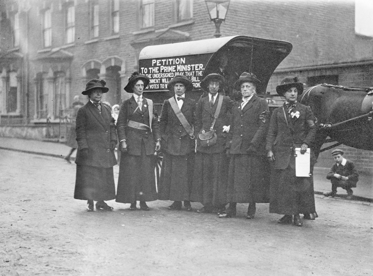 Skotske suffragetter ankommer London for å levere petisjon av English Photographer