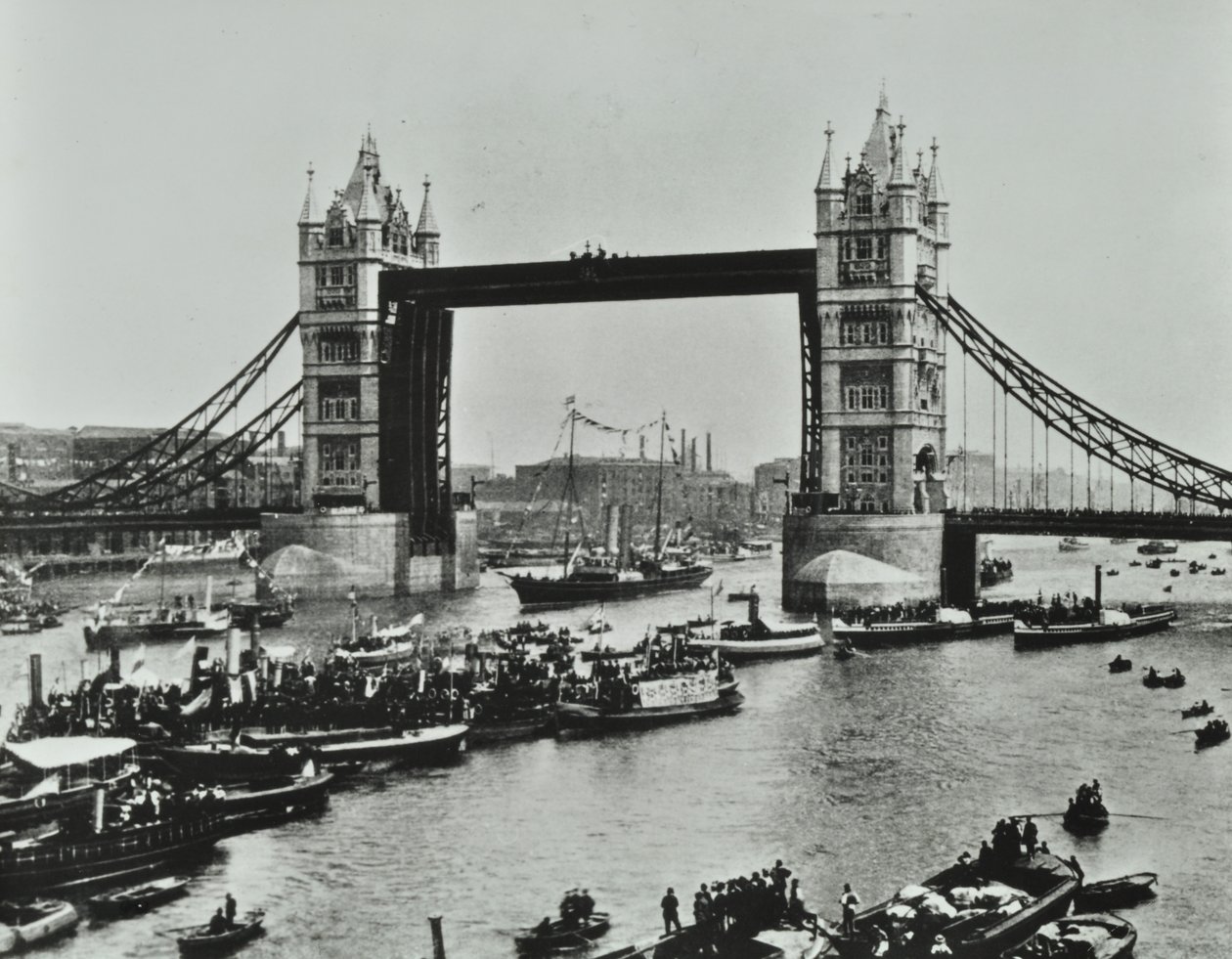 Skip passerer under Tower Bridge, 1894 av English Photographer