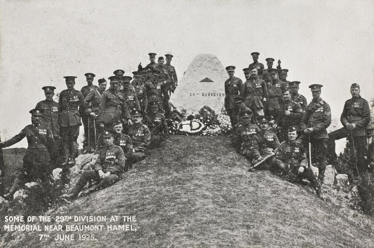 Noen av den 29. divisjon ved minnesmerket nær Beaumont Hamel, 7. juni 1925 av English Photographer