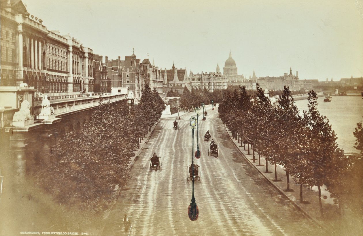Somerset House, Victoria Embankment, Westminster LB: ser nordover fra Waterloo Bridge, 1895 av English Photographer