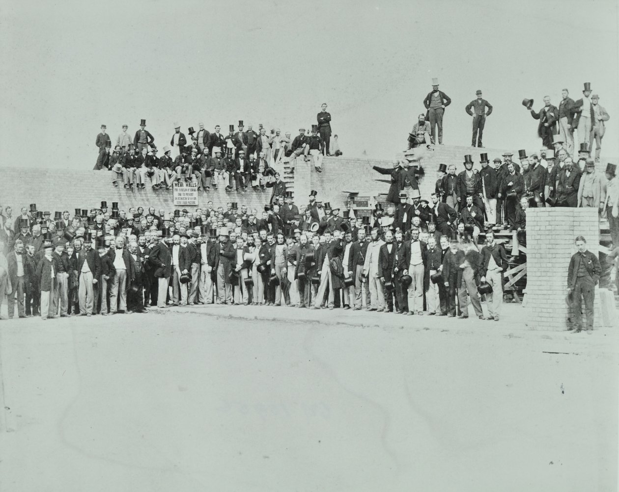Southern Outfall Sewer, Crossness: dignitærer på stedet, 1865 av English Photographer