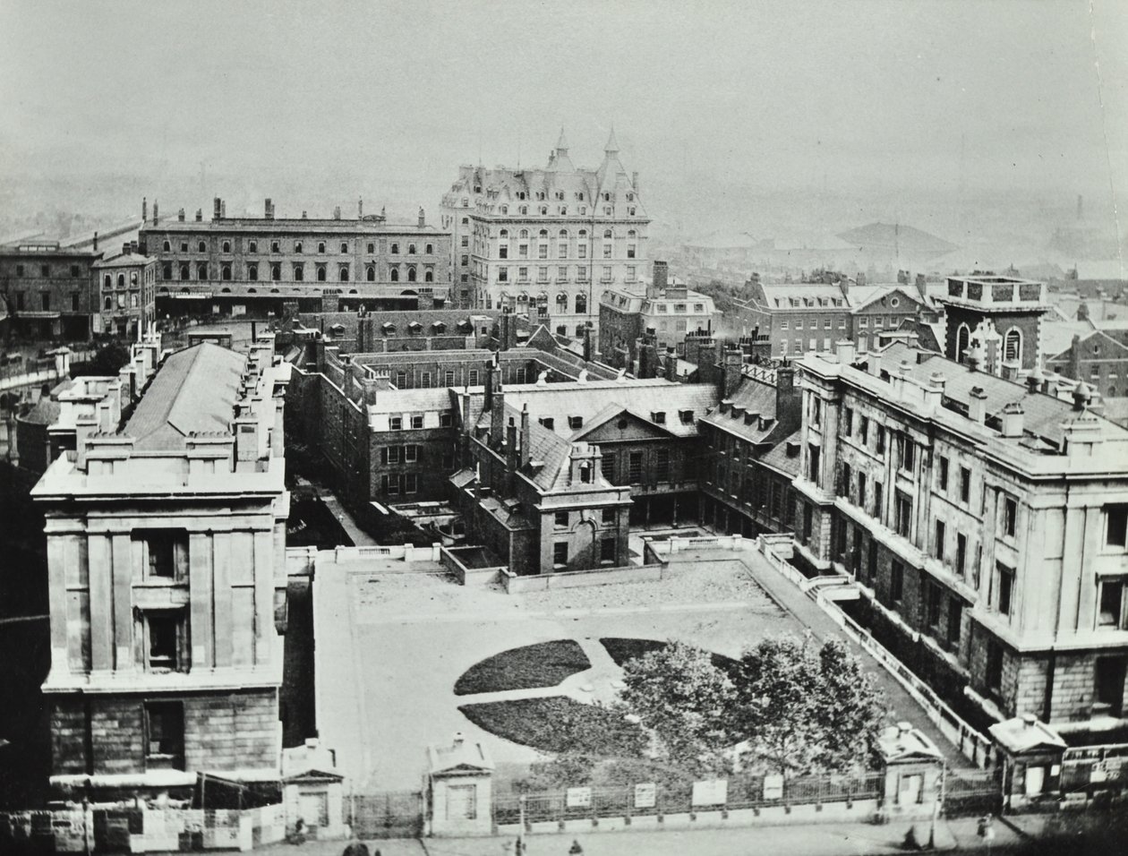 St Thomas Hospital: forhøyet utsikt over eksteriøret, 1862 av English Photographer