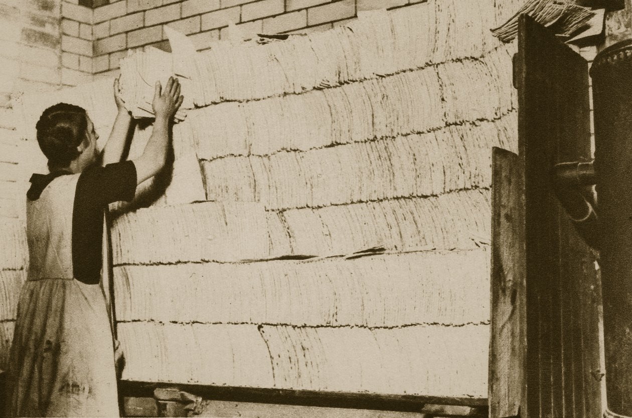 Stable usyret brød til påsken i et hebraisk bakeri (sepia-bilde) av English Photographer