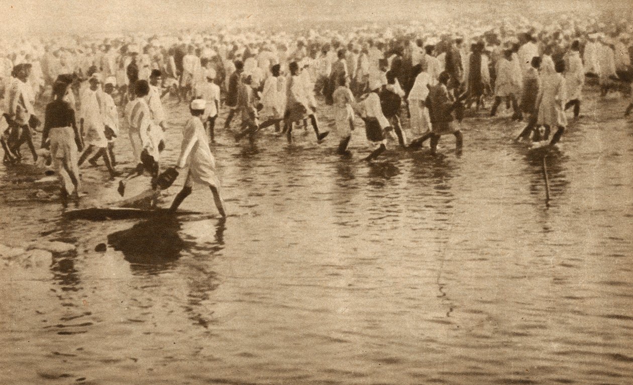 Tilhengere av Mahatma Gandhi protesterer mot den britiske saltskatten i India av English Photographer