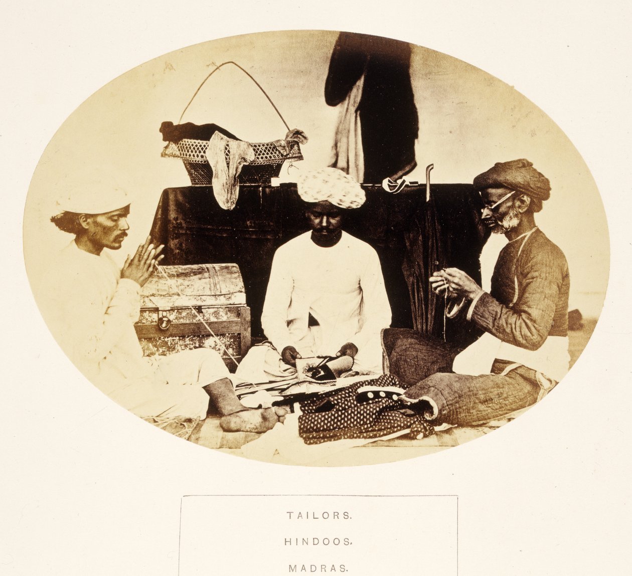 Tailors, Hindoos, Madras, fra The People of India, av J. Forbes Watson, utgitt 1868 (albumtrykk) av English Photographer