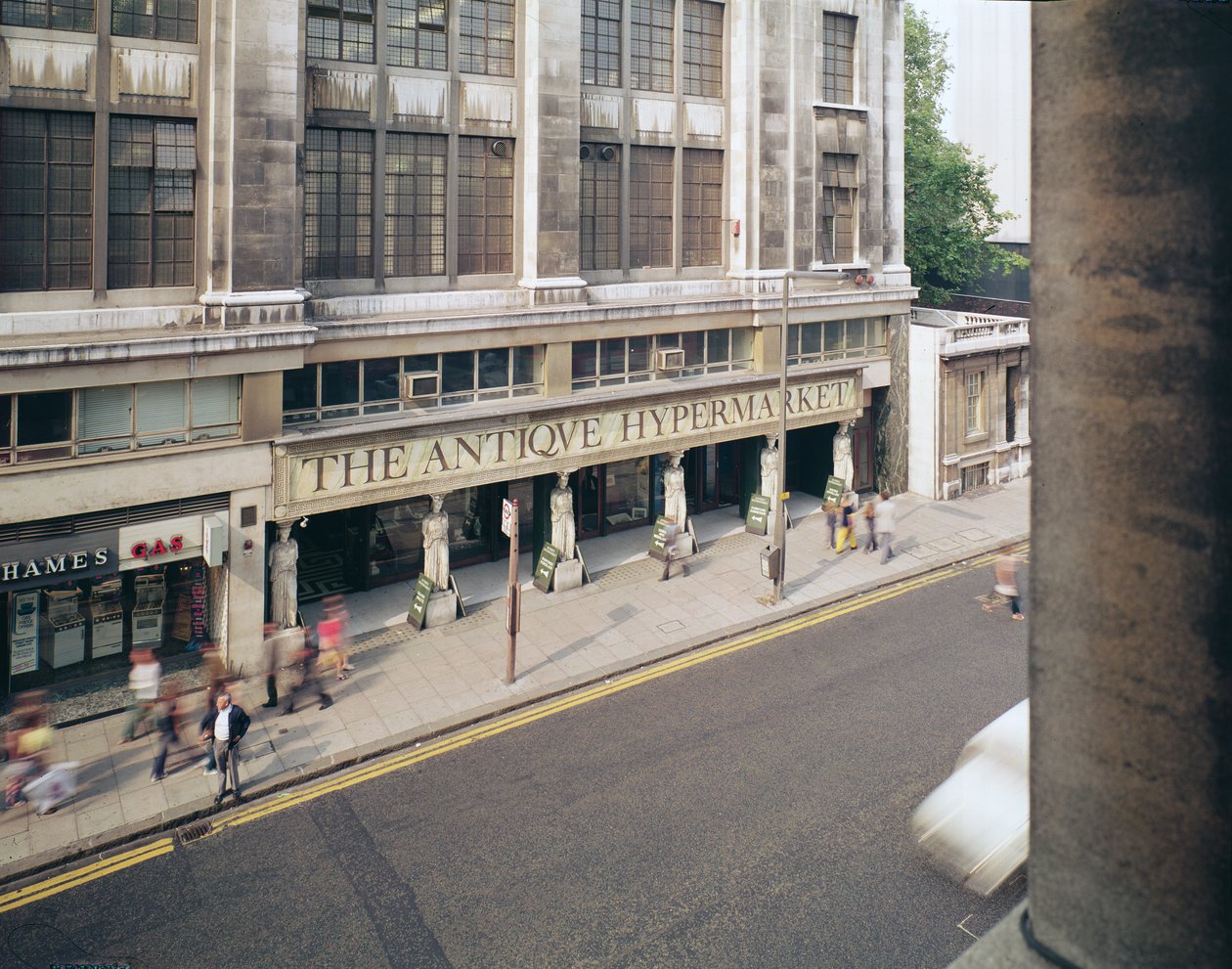 The Antique Hypermarket, Kensington High Street av English Photographer