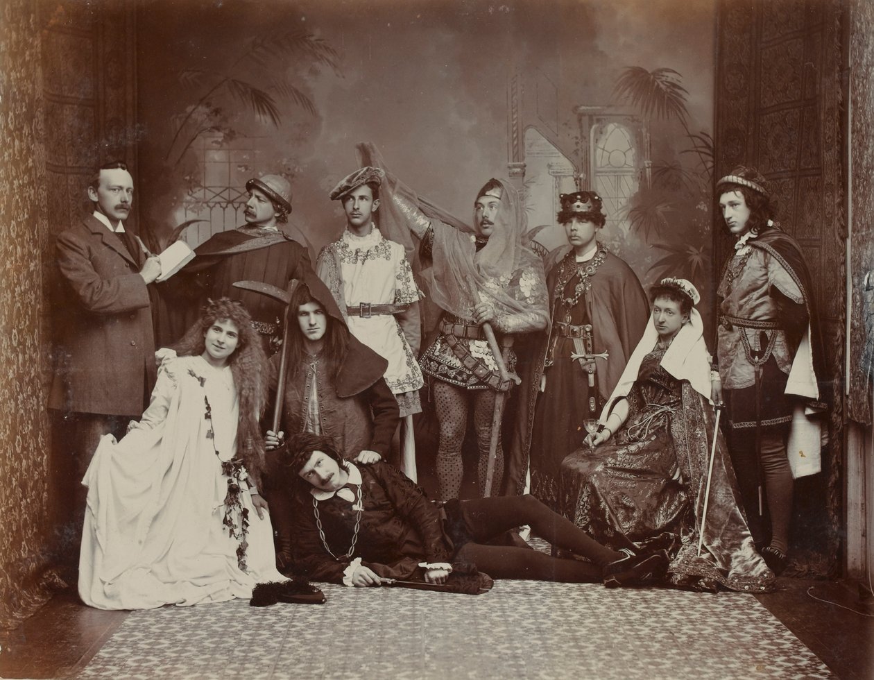 The Cast of Hamlet, Winter Gardens, Cheltenham, 1895 av English Photographer