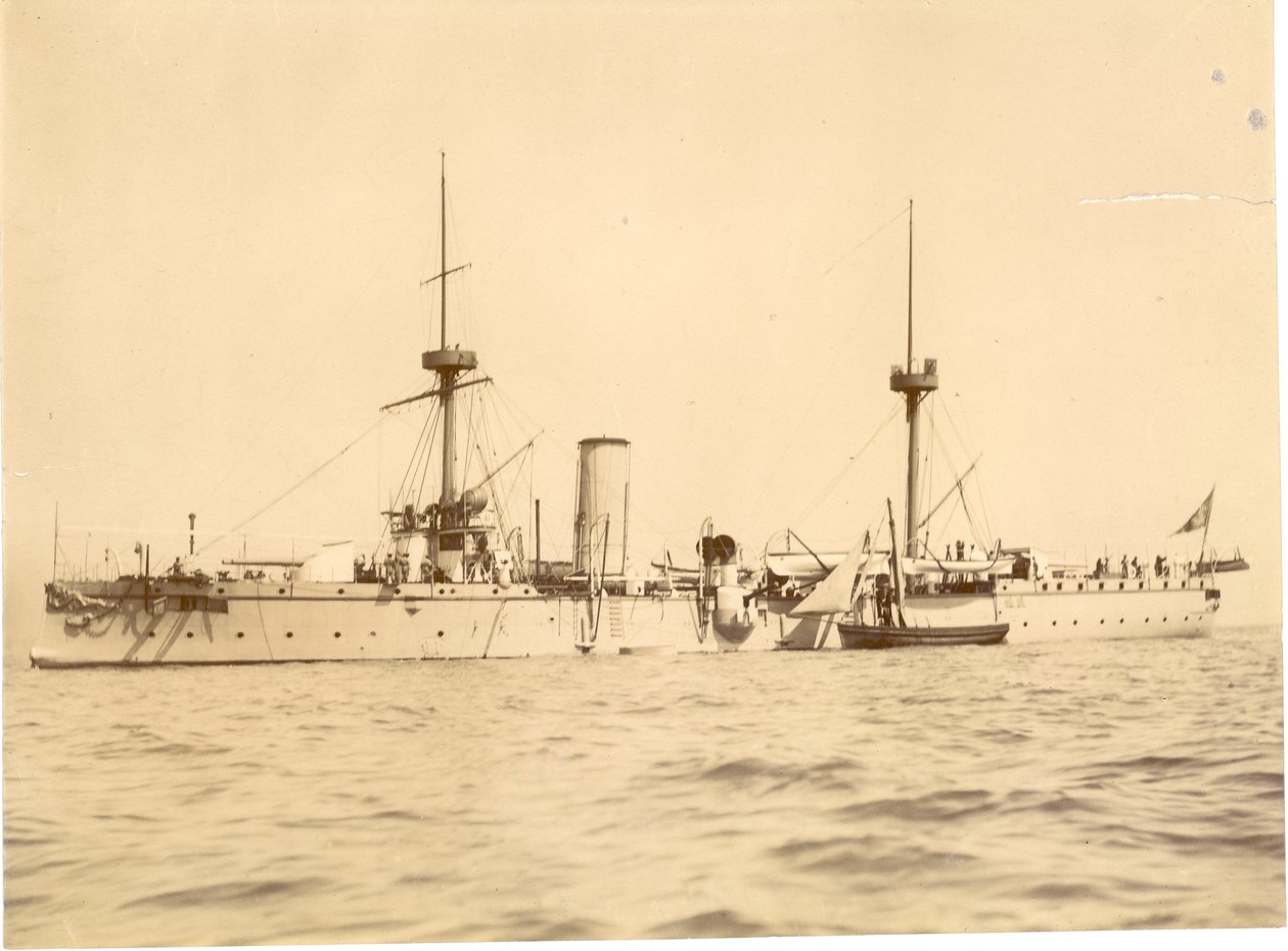 "Chih Yuan" ankret utenfor sørkysten ved Hove, lokal lugger ved siden av, ca. 1886 av English Photographer
