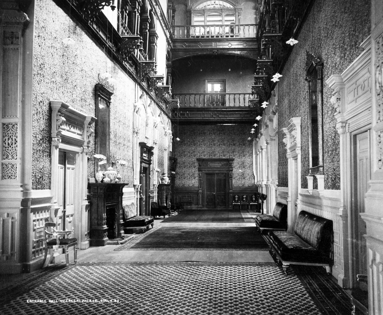 Inngangshallen til Viceregal Palace, Simla, ca. 1890 av English Photographer