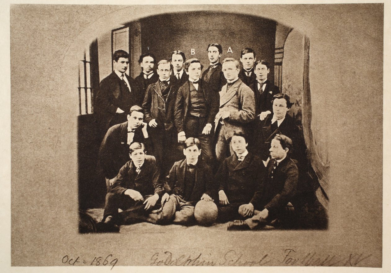 The Godolphin School Football SXV, inkludert (a) Harry Wearne og (b) Sir Leander Starr-Jameson, 1869 (sepia-bilde) av English Photographer