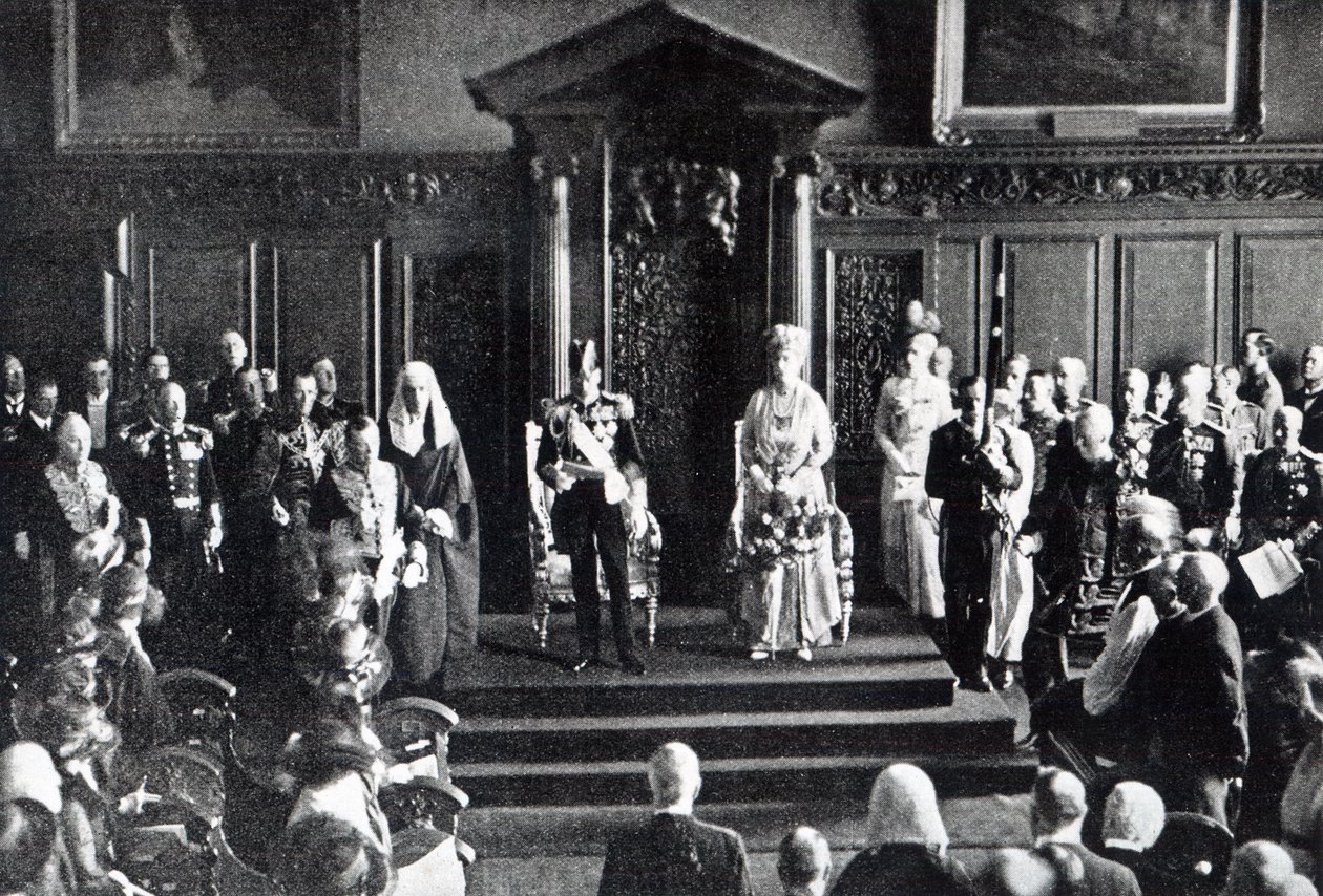 Kongen appellerer om fred til folket i Irland i rådhuset, illustrasjon fra 'The Queen', 2. juli 1921 av English Photographer