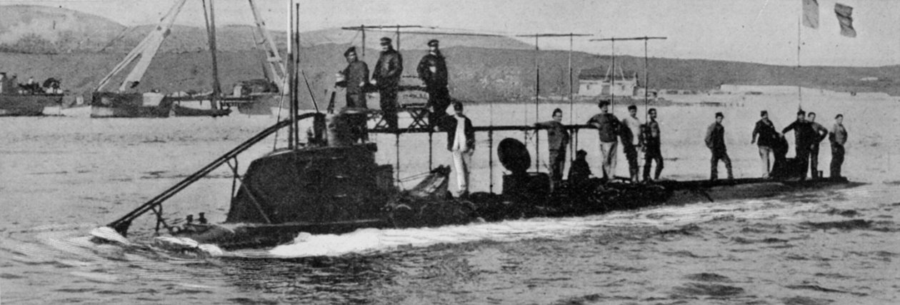 The Lost Lutin: Den franske ubåten forlater Bizerta havn på sin siste reise, publisert i The Graphic, 27. oktober 1906 av English Photographer