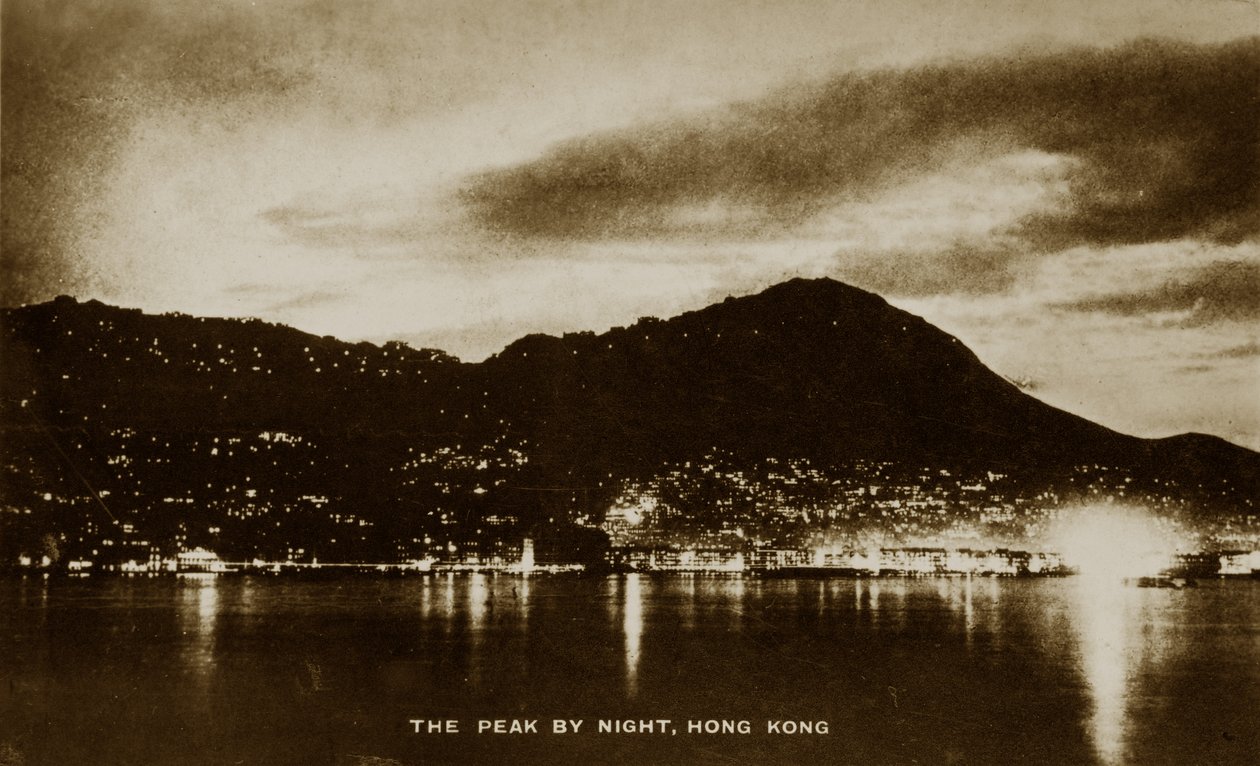 The Peak at night, Hong Kong, fra et album med fotografier relatert til tjenesten til Pte H. Chick, 1940 av English Photographer