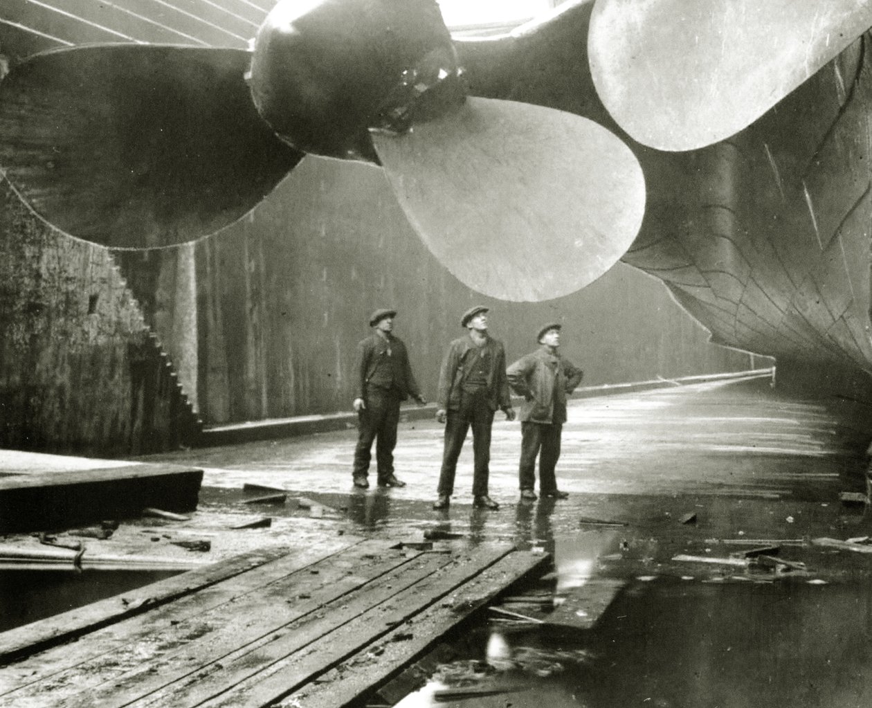 Titanics propeller i Thompson Graving Dock of Harland & Wolff, Belfast, Irland, 1910-11 av English Photographer