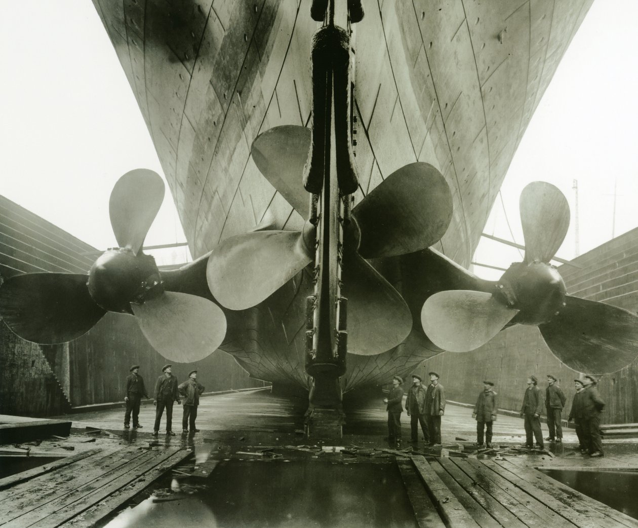 Titanics-propellene i Thompson Graving Dock i Harland und Wolff, Belfast, Irland, 1910-11 av English Photographer