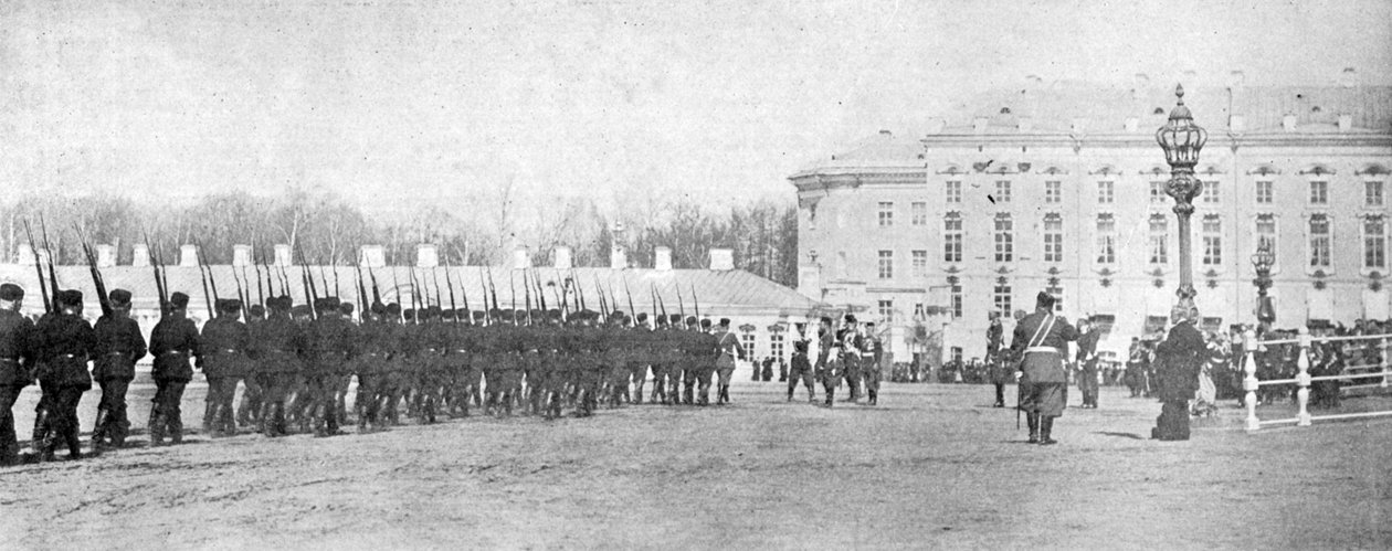 Troppene bringer fargene inn i det kongelige palasset, illustrasjon fra Kongen, 25. mai 1901 av English Photographer