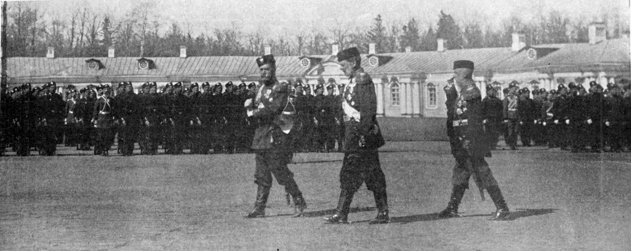Tsaren og storhertugen Mikhailovich går på paradeplassen i St.Petersburg, illustrasjon fra Kongen, 25. mai 1901 av English Photographer