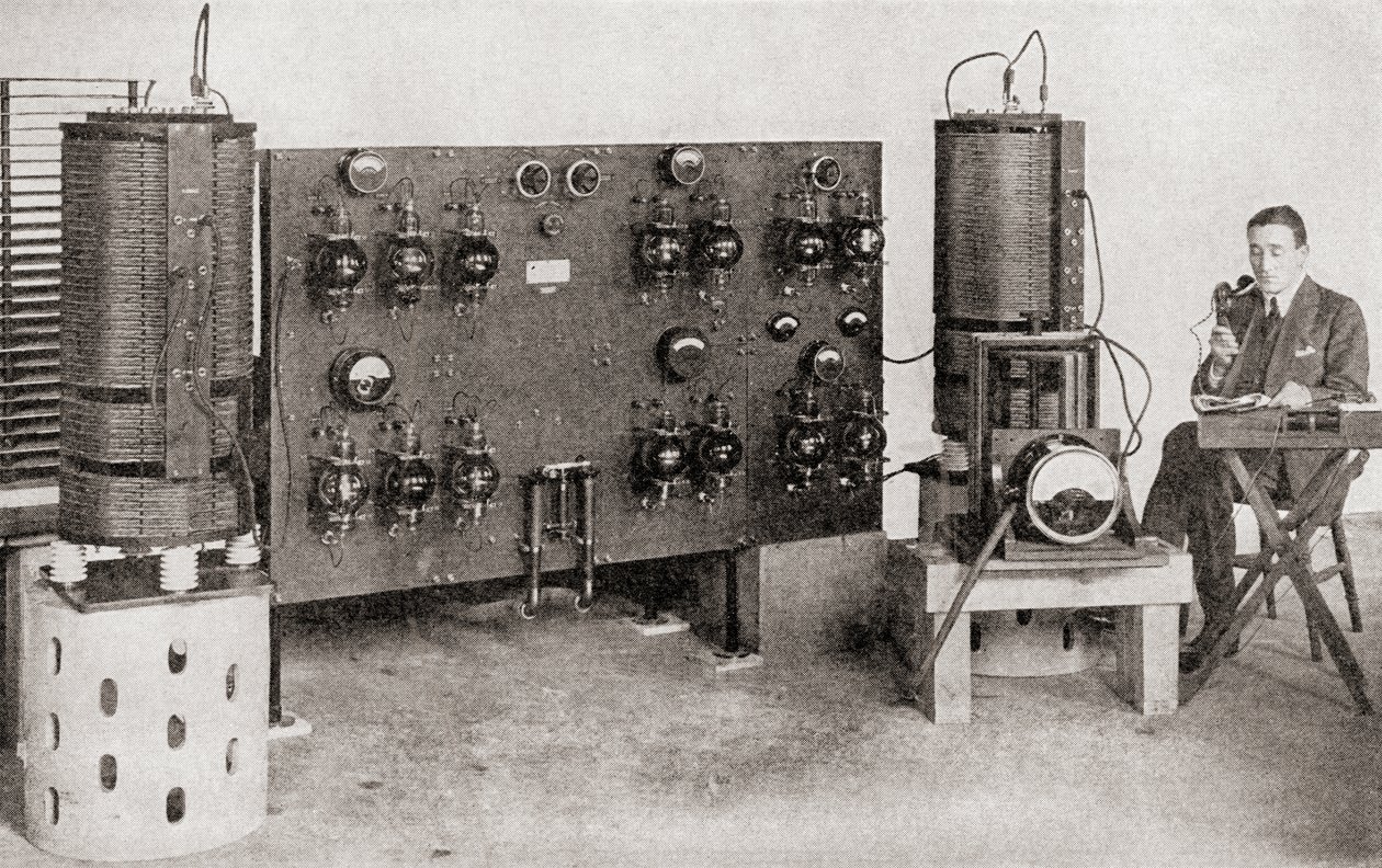 Den første kringkastingssenderen opererte i Storbritannia, installert ved Marconi Works, Chelmsford, i 1919 og 1920, fra The Story of Twenty Five Years, utgitt 1935 av English Photographer