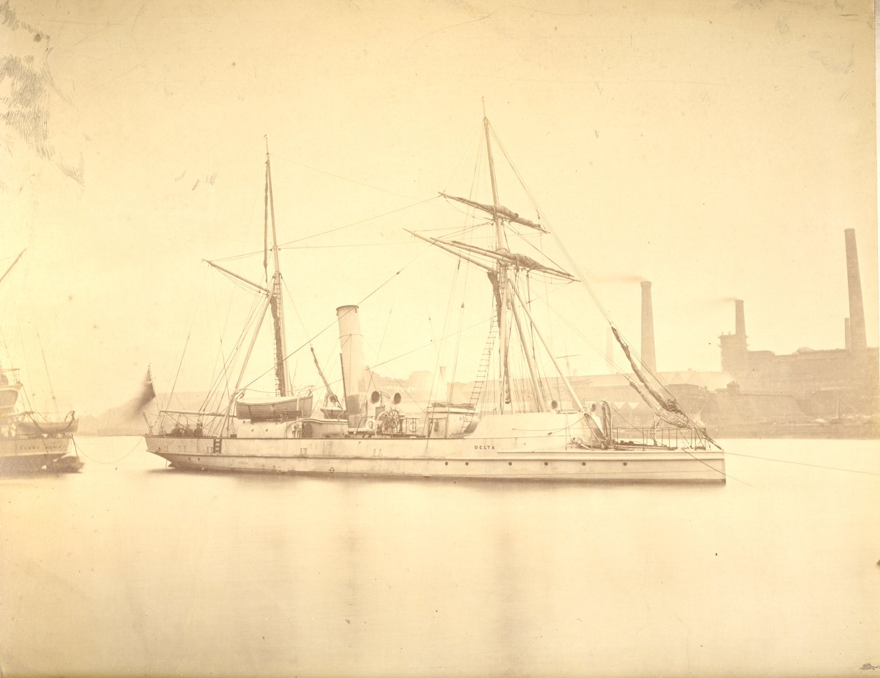 Styrbord side av kanonbåten "Delta" fortøyd i elven Tyne, ca. 1876 av English Photographer
