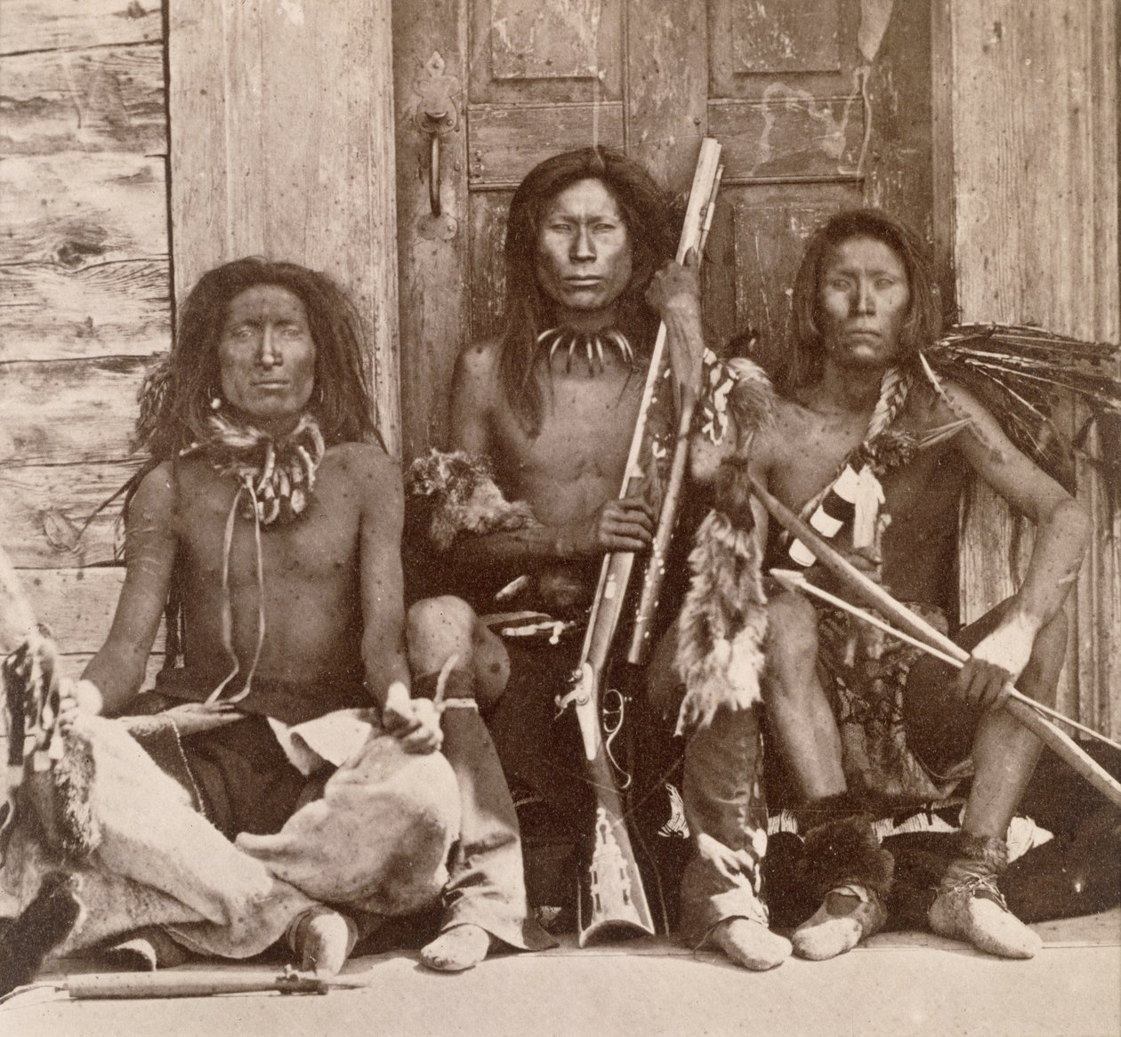 Three Indian Braves, fotografert av Royal Engineers på den førti-niende parallellen (sepia-bilde) av English Photographer