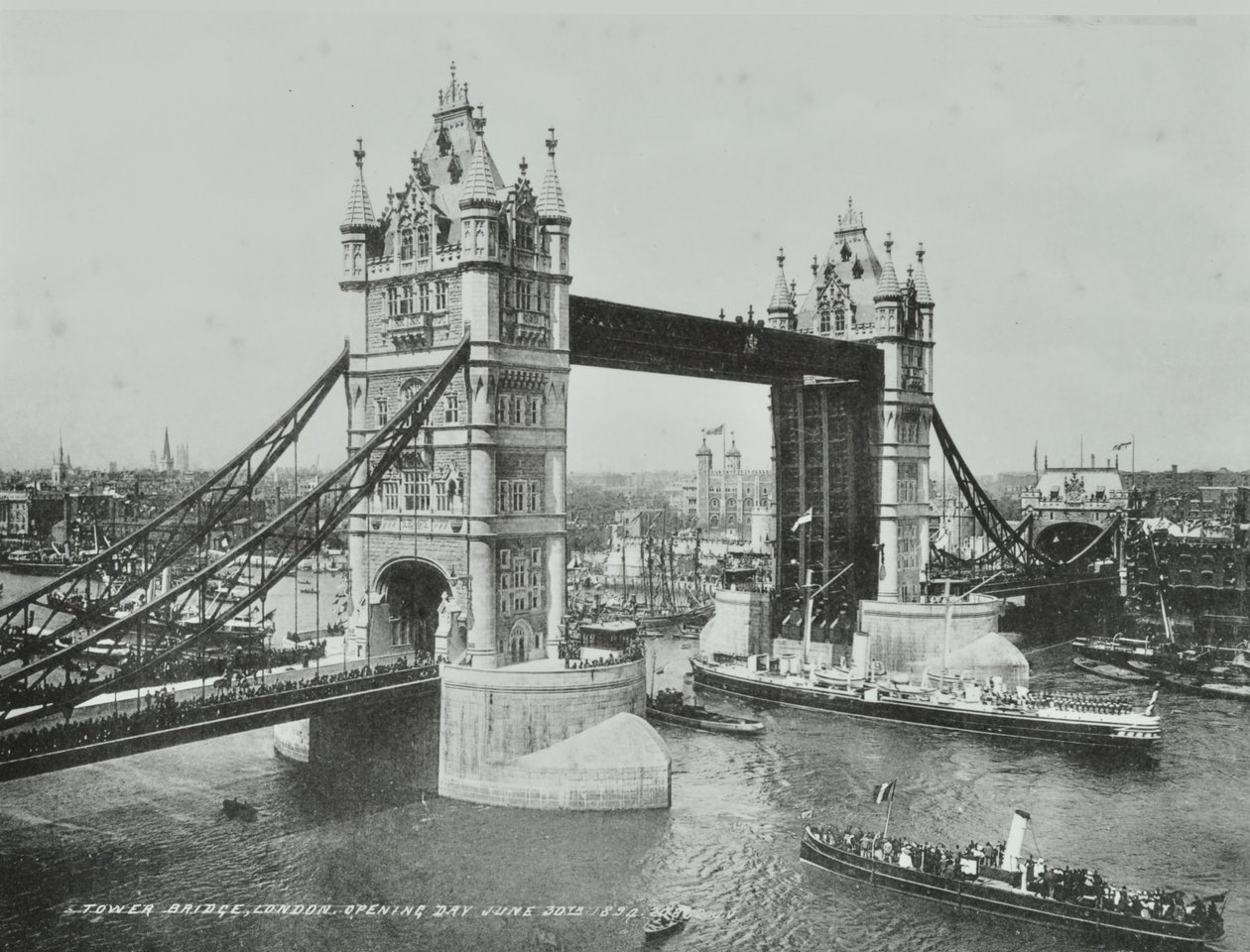 Tower Bridge på dagen for åpningen, 1894 av English Photographer
