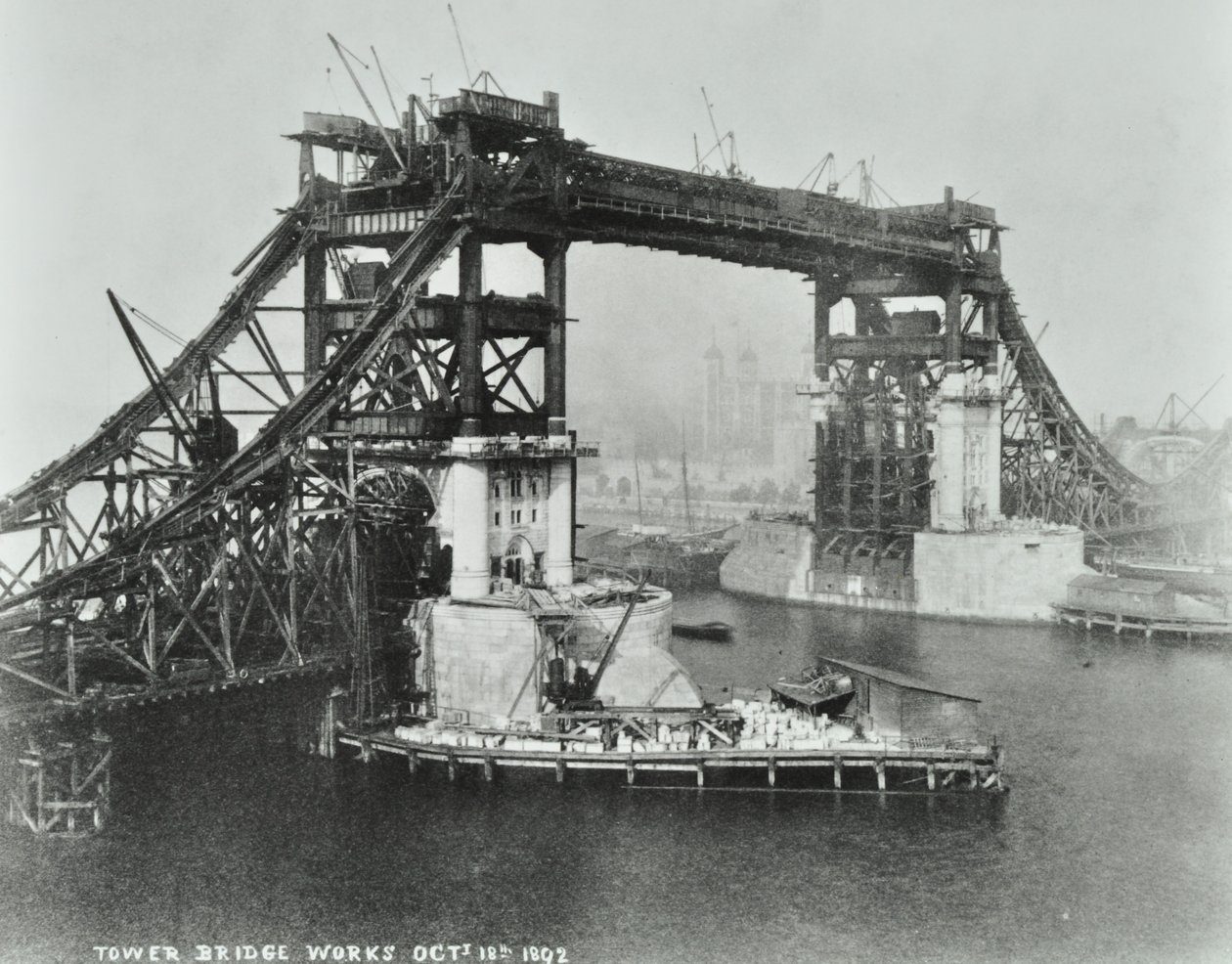 Tower Bridge under bygging, 1892 av English Photographer