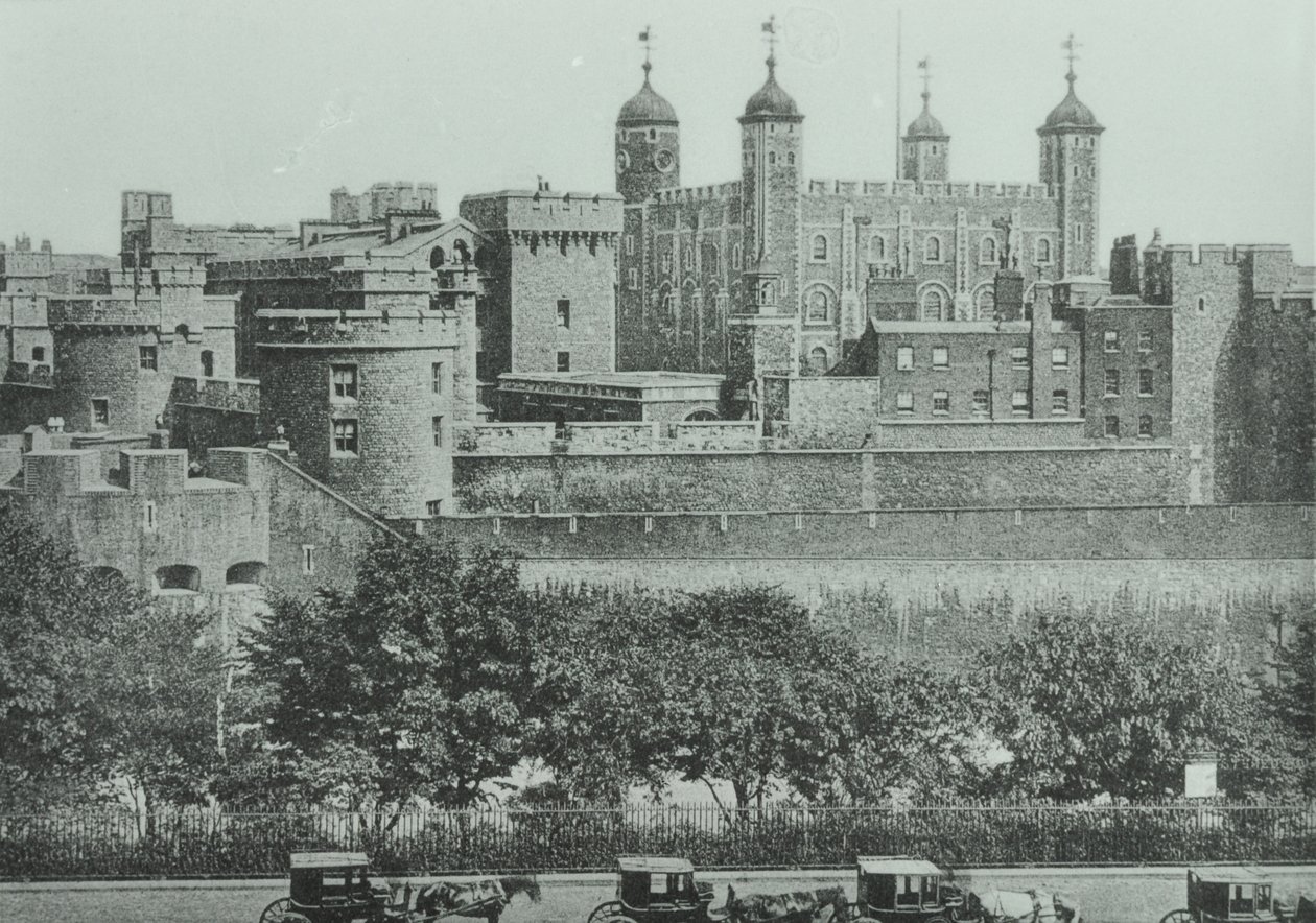 Tower Hill: utsikt over Tower of London, 1895 av English Photographer