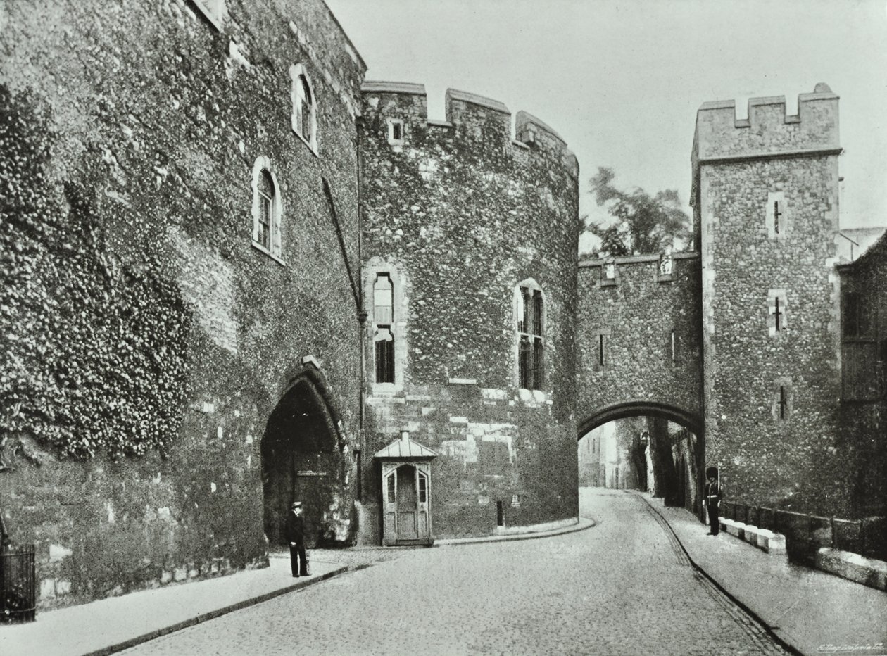 Tower of London, Tower Hill: The Bloody Tower, 1890 av English Photographer