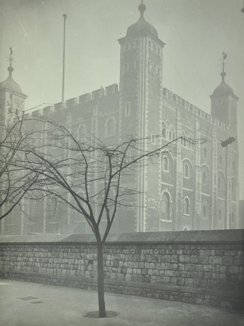 Tower of London, Tower Hill: White Tower, 1899 av English Photographer