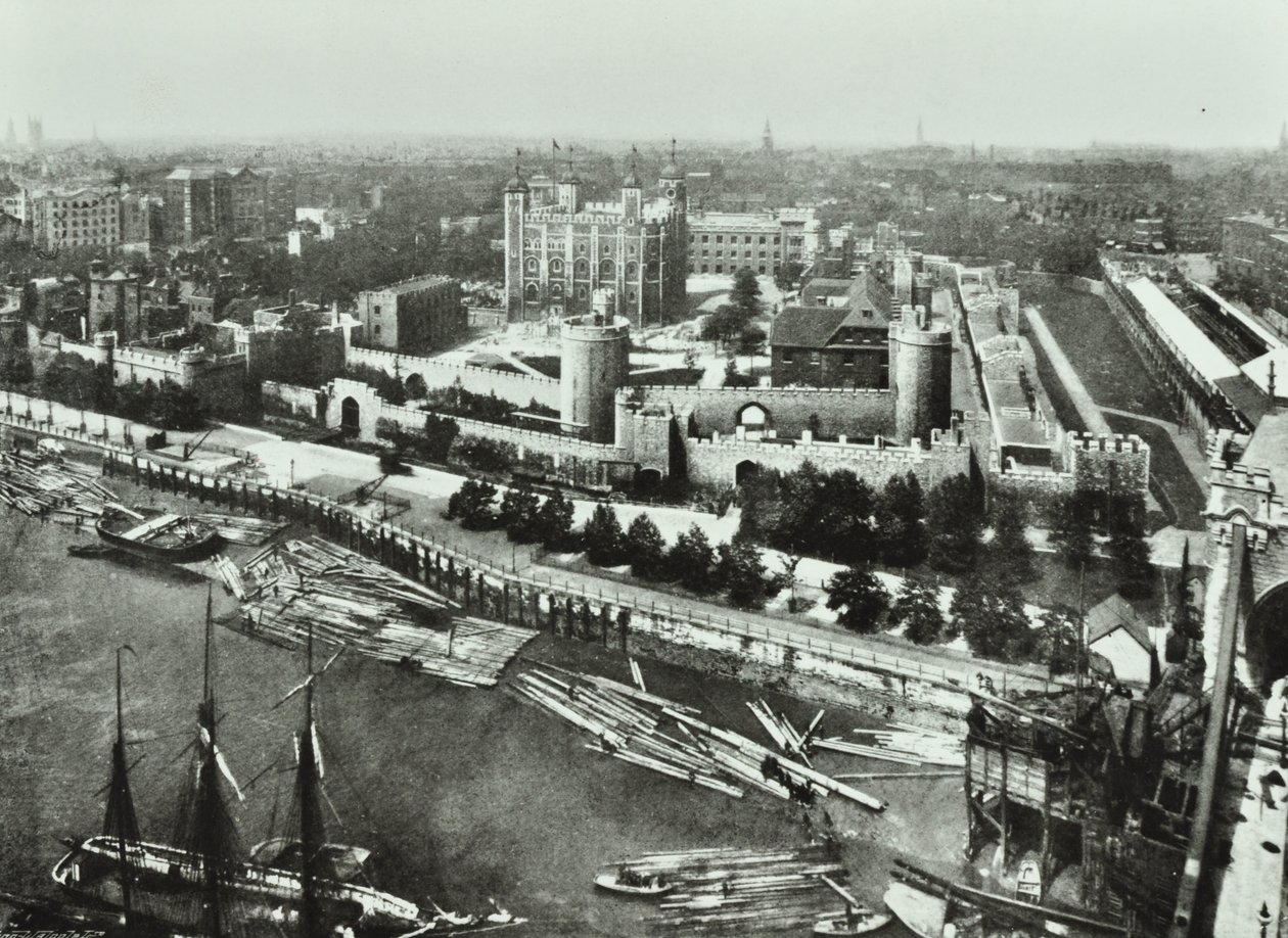 Tower of London, Tower Hill: fra Tower Bridge, 1890 av English Photographer