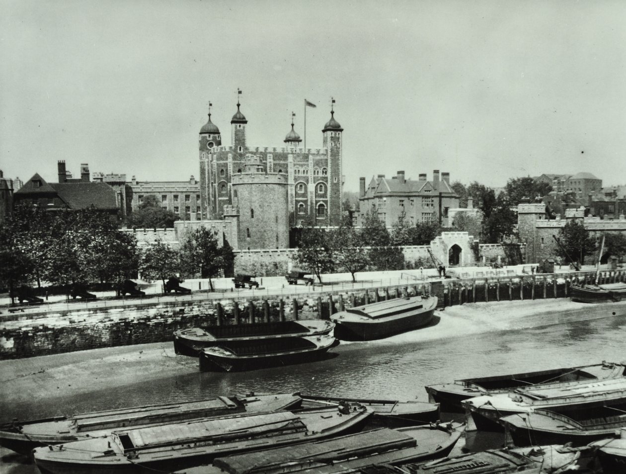 Tower of London, Tower Hill: fra elven, 1895 av English Photographer