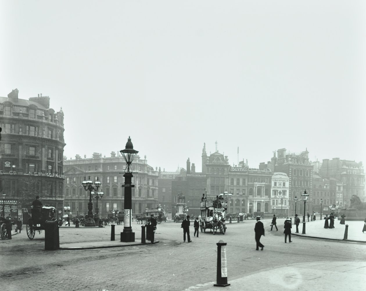 Trafalgar Square, Westminster LB: Trafalgar Square ser østover til Charing Cross, 1896 av English Photographer