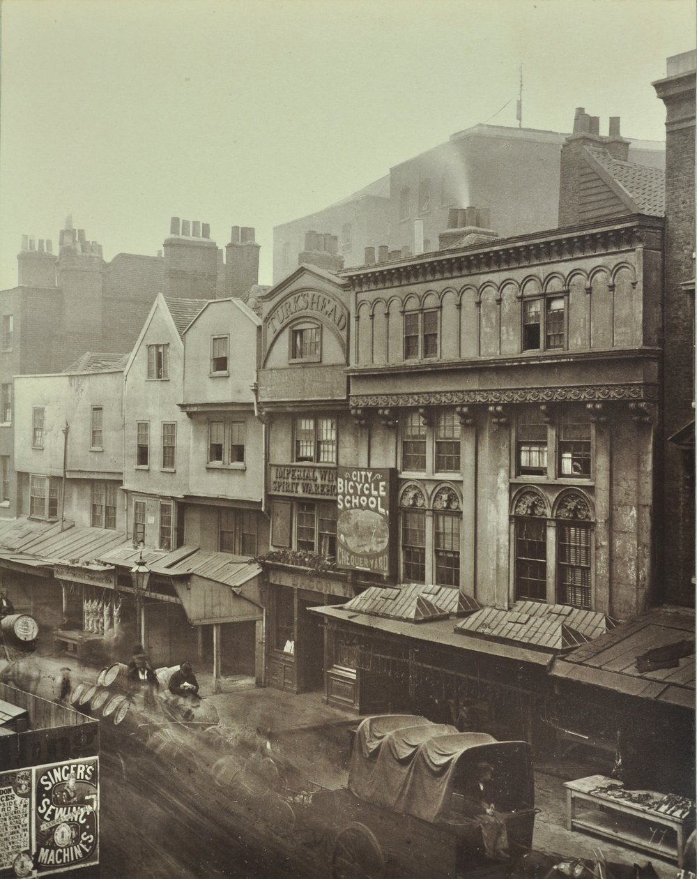 Turks Head, Aldgate, London, 1883 av English Photographer