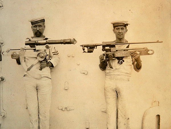 To sjømenn, fra HMS Glory, holder våpen av English Photographer