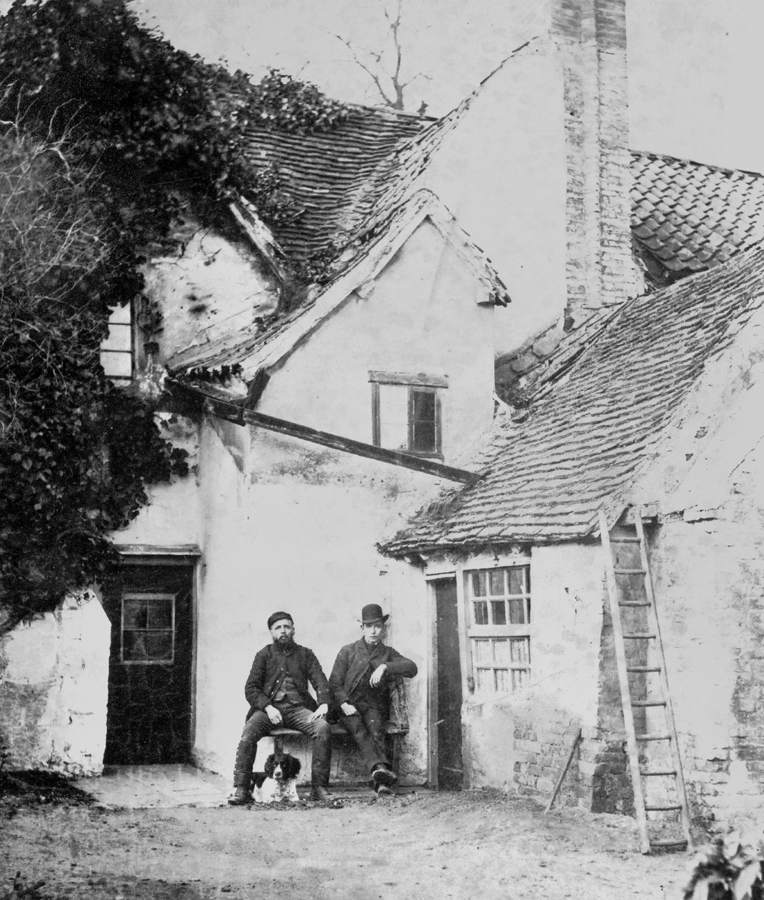 To menn utenfor Enfield cottage, ca. 1890 (s/hvitt-bilde) av English Photographer