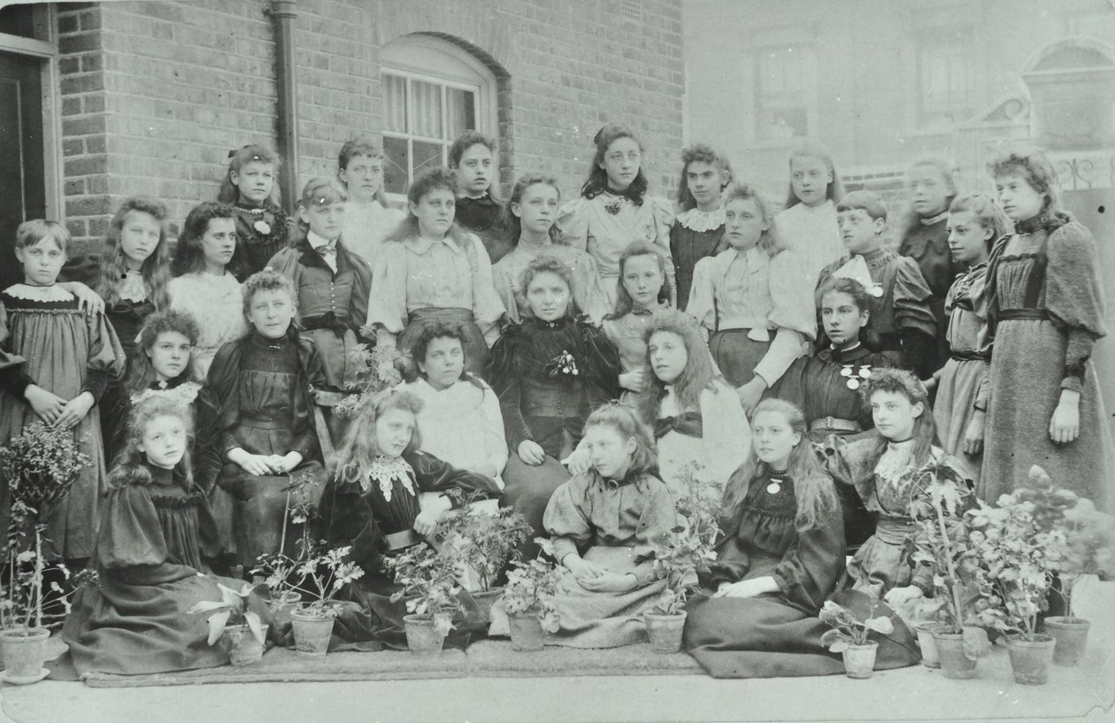 Ukjent klasse med jenter, 1896 av English Photographer