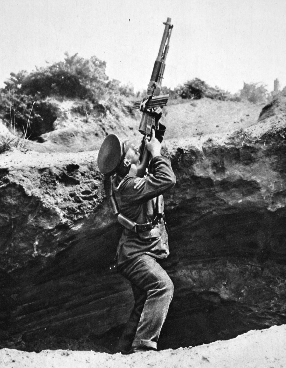 Ved å bruke en Hotchkiss automatisk rifle fra et granathull: et uventet angrep, fra The Illustrated War News, 2. august 1916 av English Photographer