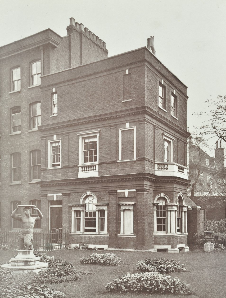 Utsikt over Clements Inn Garden House, 1885 av English Photographer
