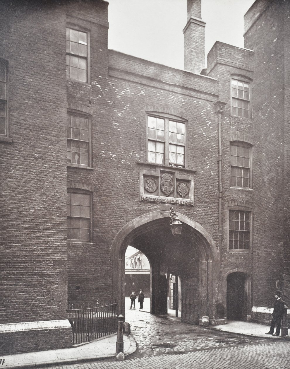 Utsikt over Lincolns Inn Gateway, London, 1876 av English Photographer