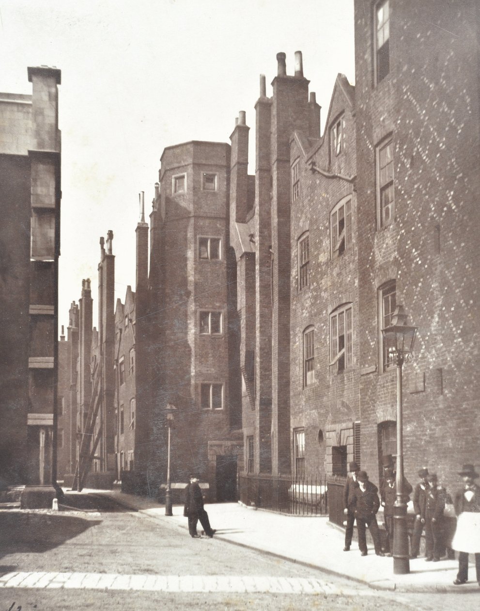 Utsikt over Lincolns Inn Old Square, London, 1876 av English Photographer