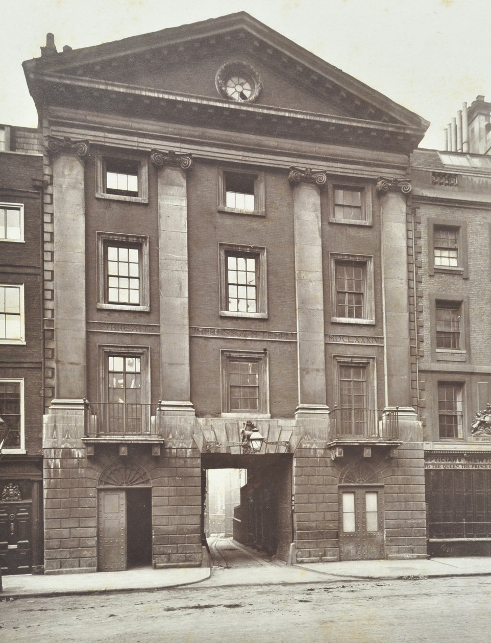 Utsikt over Middle Temple Gate House, London, 1885 av English Photographer