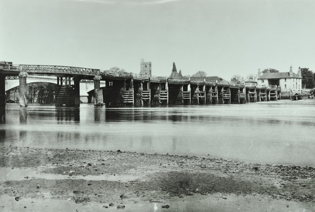 Utsikt over gamle og nye Putney-broer med østhus og All Saints Church i bakgrunnen, 1885 av English Photographer