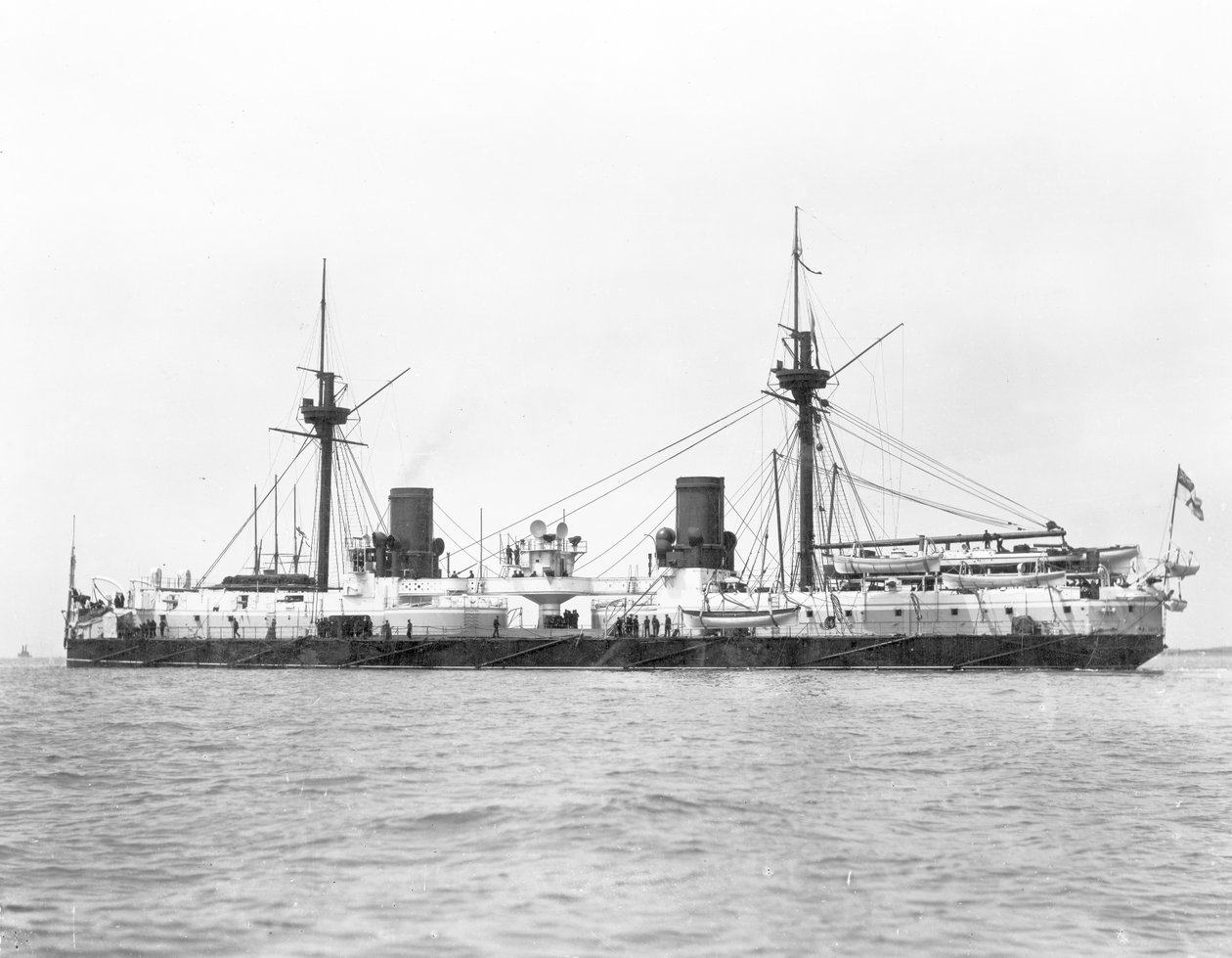 Utsikt over det jernkledde slagskipet HMS Inflexible (lansert 1876) avbildet etter konvertering til militærrigg i 1885 (s/hvitt-bilde) av English Photographer