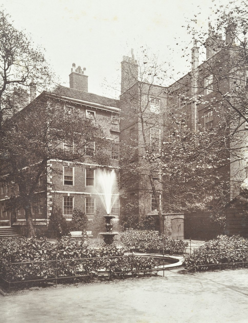 Utsikt over vannfontenen ved Middle Temple Fountain Court, London, 1884 av English Photographer