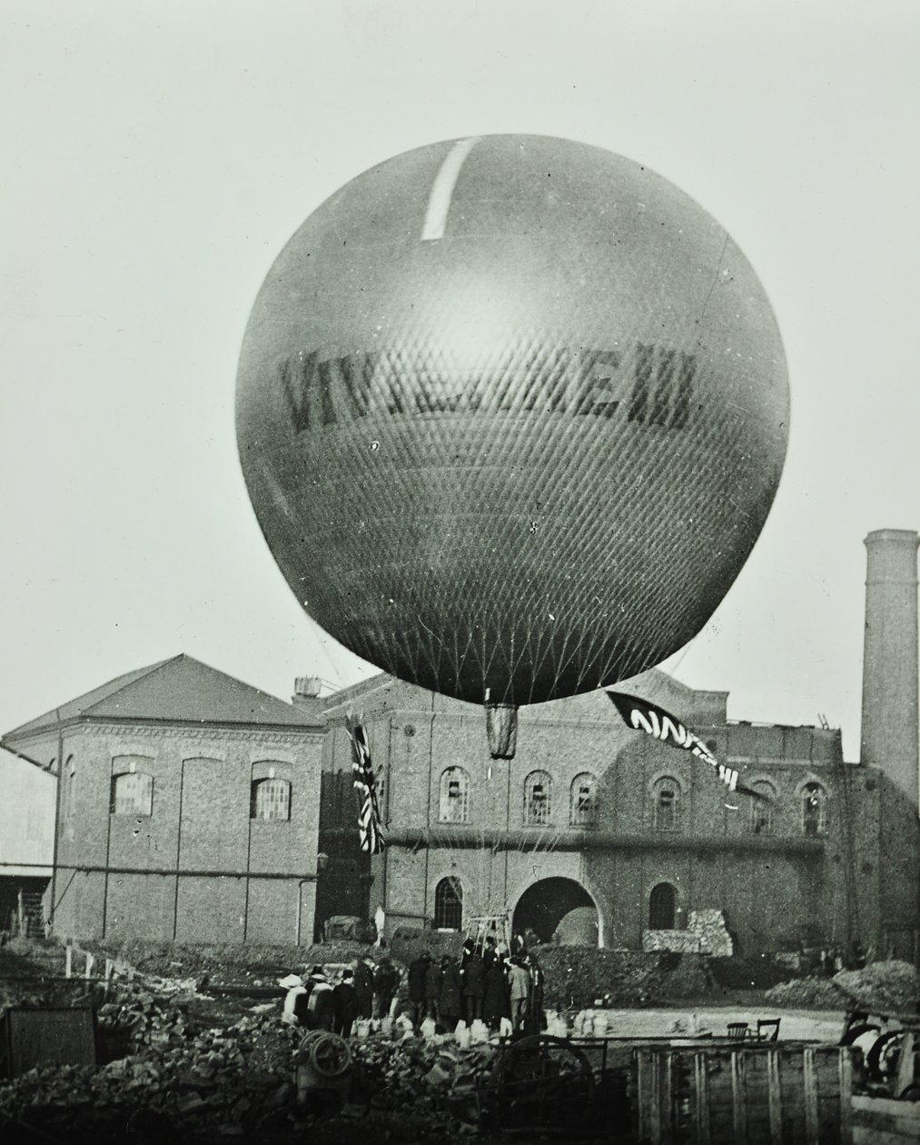 Vivienne III-ballong foran Wandsworth Gas Company, 1898 av English Photographer