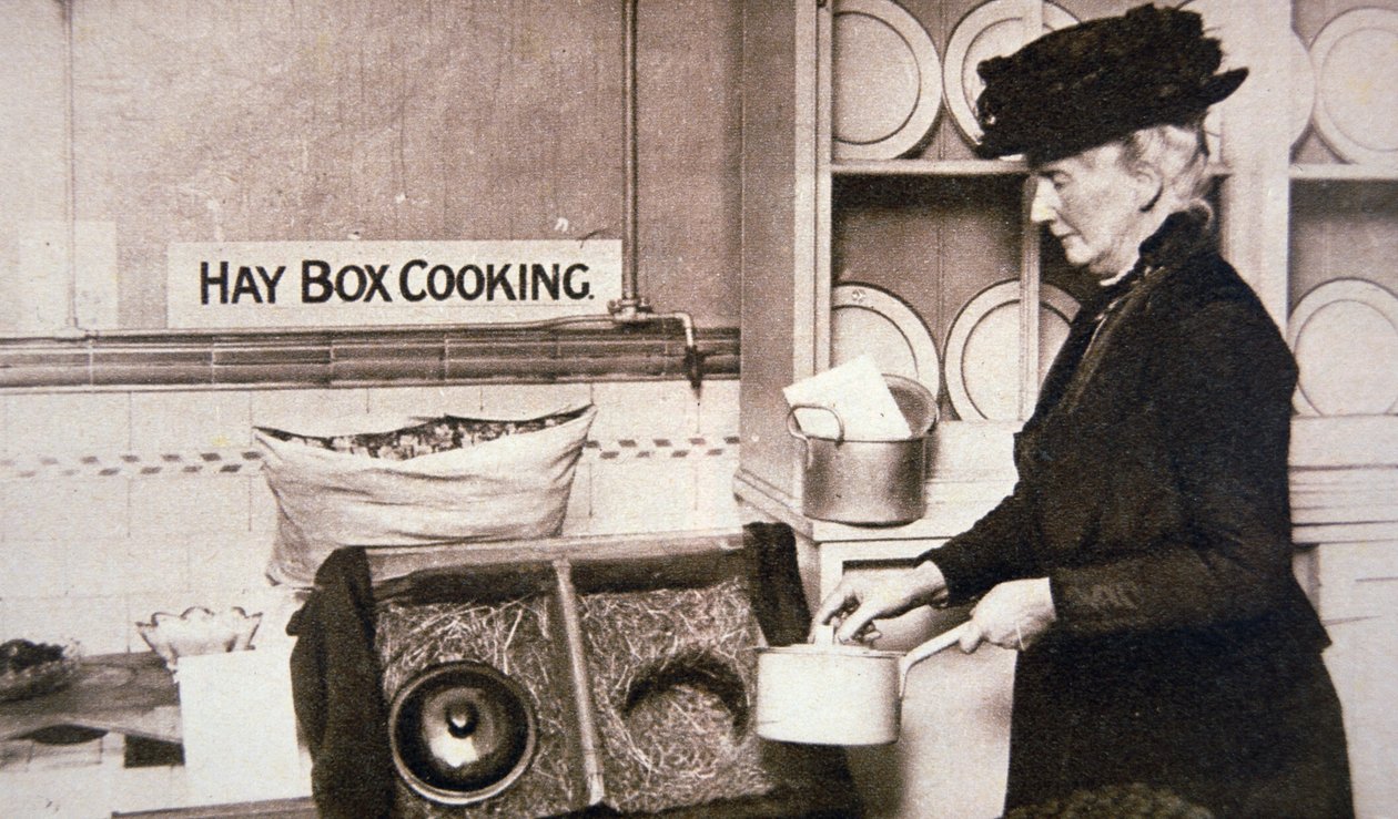 WWI British Home Front: Økonomisk matlaging med en Hay Box (s/h-bilde) av English Photographer